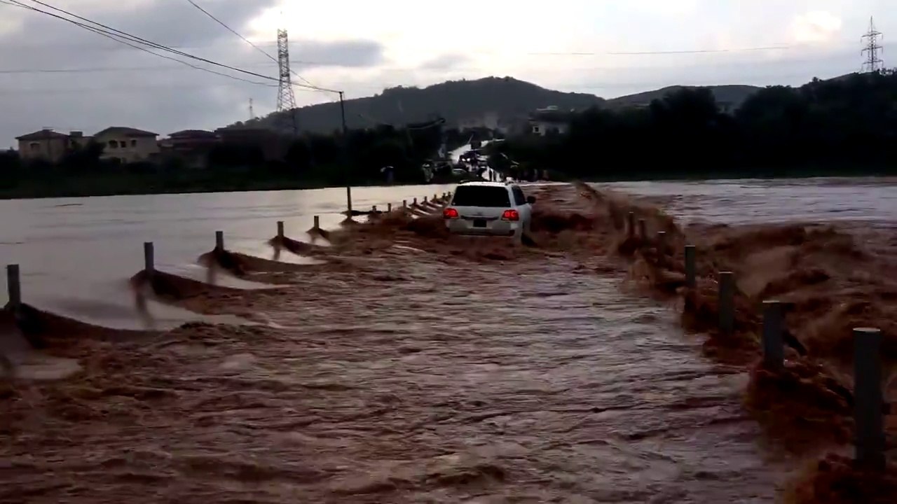 Il a osé traverser ce pont en pleine inondation... Très risqué