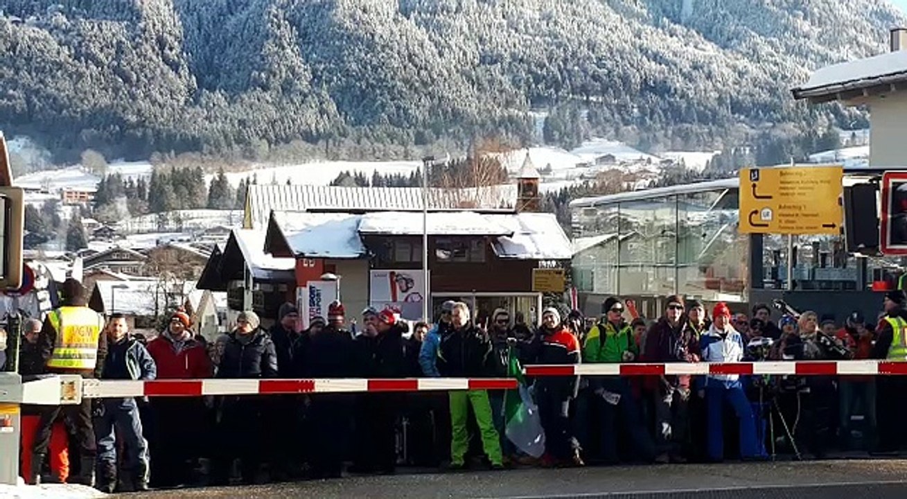 Le public arrive à Kitzbühel