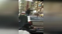Öfkeli sürücü otomobilin üzerine çıkıp tekmelerle ön camını kırdı