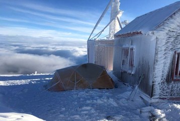 Bulutların Üzerinde Sabahladılar! Zirvede Kamp Yapan Dağcıların Manzarası Görenleri Büyüledi