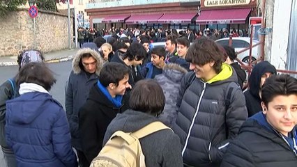 Oyun tutkunlarının oluşturduğu kuyruk havadan görüntülendi