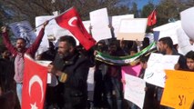 Suriyeliler sınırda YPG’yi protesto etti