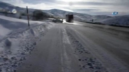 Buzlanma Nedeniyle Kontrolden Çıkan Otomobil Otobüse Çarptı: 1 Yaralı