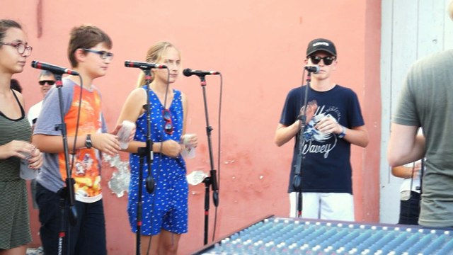 La Jeanpierrinnade , danse de l'été 2017 pour les stagiaires percussionnistes de Mèze