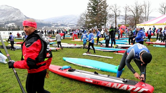 Talloires (Haute-Savoie) : 500 amateurs de paddle prennent le départ