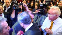 Dursun Özbek, Mustafa Cengiz'i tebrik ederek salondan ayrıldı