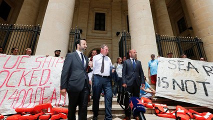 Bajban a Lifeline kapitánya