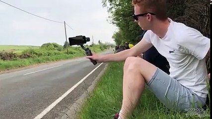 Il filme des motos tout proche de la route