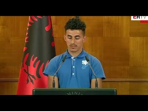 Ora News- 17 vjeçari jetim shpërthen në lot në Kryeministri, kërkesa drejtuar Ramës