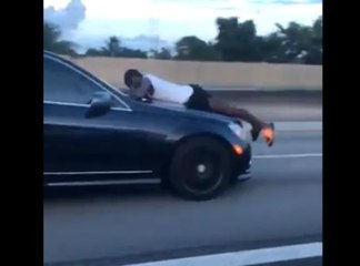 Une scène de ménage qui se termine à 110 km/h sur le capot d'une voiture