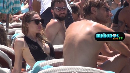 Η ΣΥΖΥΓΟΣ ΤΟΥ FRANCESCO TOTTI, ILARI BLASI, ΛΙΑΖΕΤΑΙ ΣΤΗΝ ΜΥΚΟΝΟ ΚΑΙ ΜΑΣ ΣΤΕΛΝΕΙ ΑΔΙΑΒΑΣΤΟΥΣ ΜΕ ΤΟ ΜΠΟΥΣΤΟ ΤΗΣ