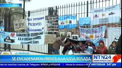 Familiares de tripulantes del ARA San Juan se encadenaron frente a la Casa Rosada