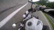 Chute d'une moto à pleine vitesse : glissade impressionnante !