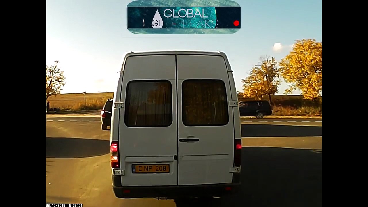 Pire conducteur du monde... il traverse quand un camion arrive !