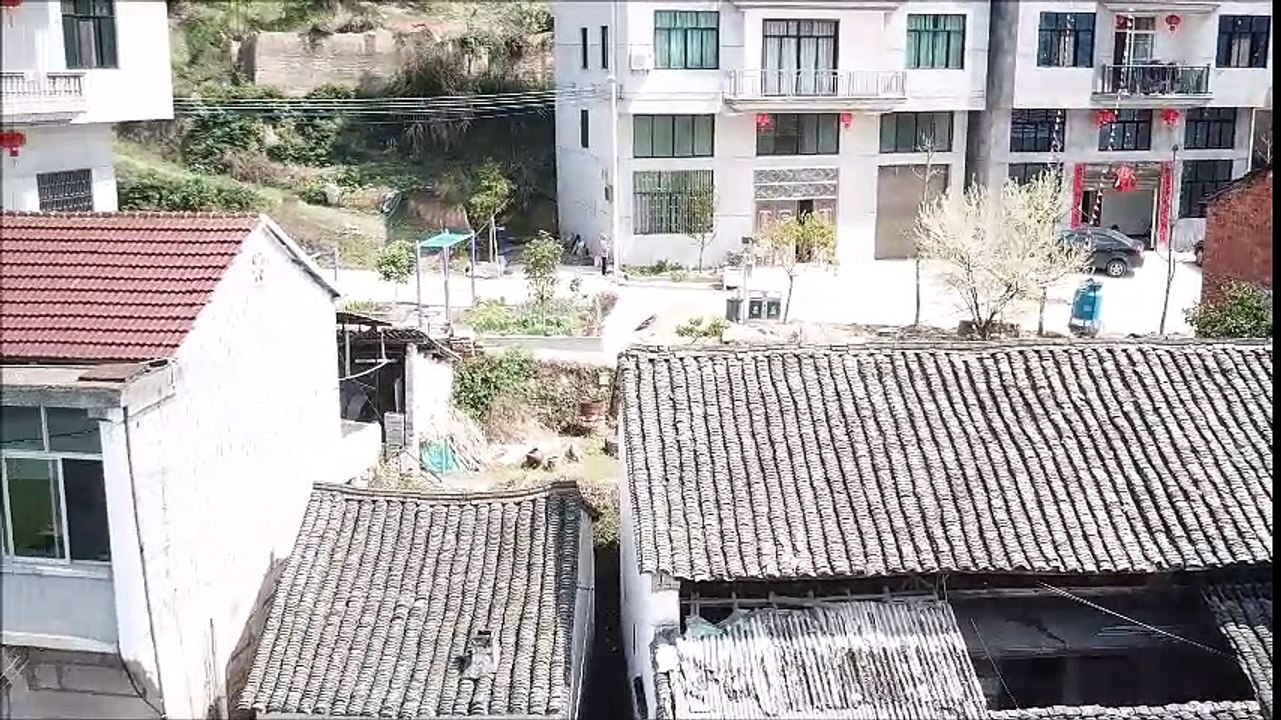 Drohne in über lost Place Abriss droht, Fachwerkhaus China seltene Schnitzereien