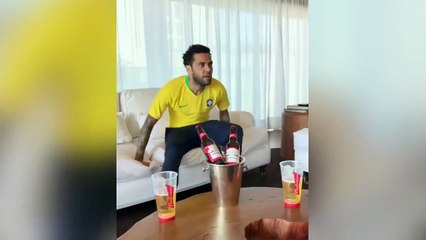 Dani Alves devient complètement fou sur le but de Neymar contre le Mexique