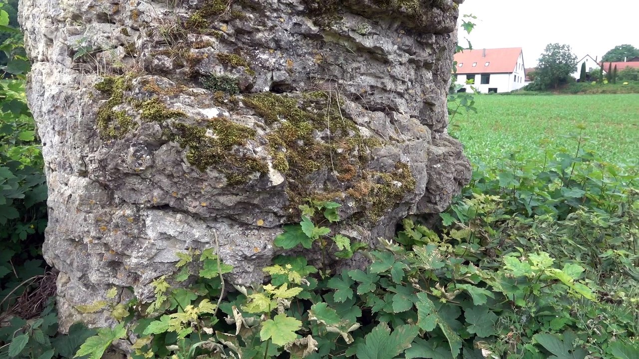 Hammer im Feld: Der 'Kachelstein' bei Wohlmuthshüll