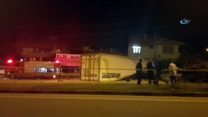 Devrilen tır paniğe neden oldu