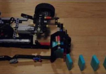 Machine Effortlessly Sets up Dominoes