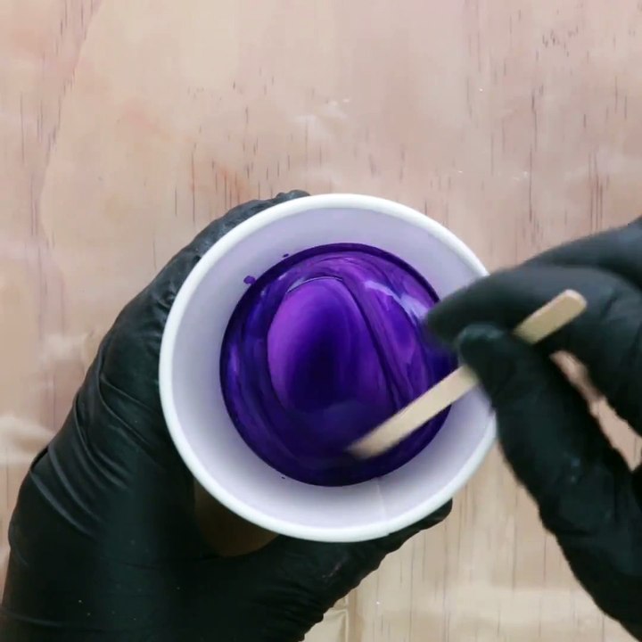 Resin pour art is so mesmerizing   ✨Get the instructions: