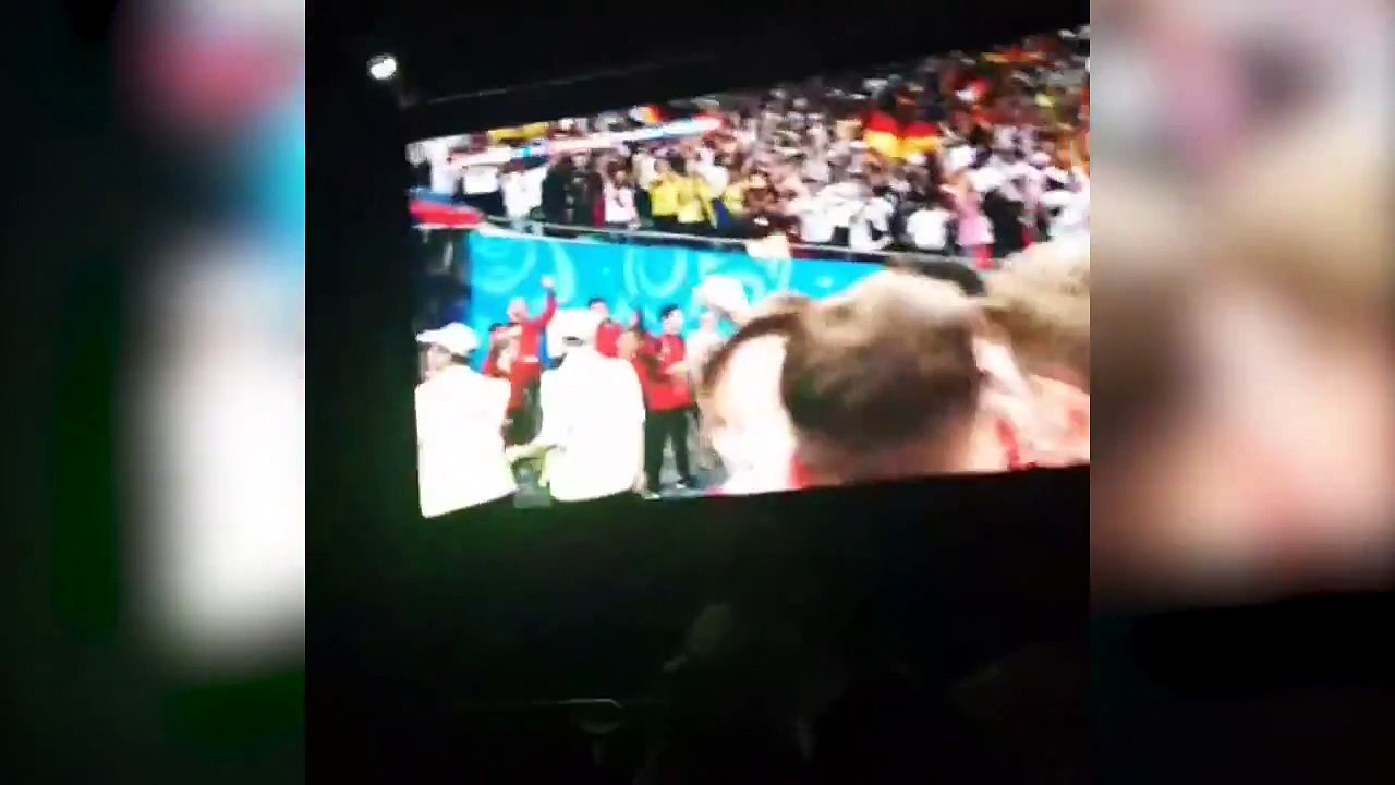 Deutschland im Siegestaumel gegen Schweden. (via Mein Fußball-Moment)