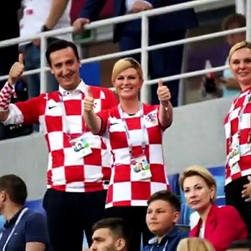 Президент Хорватии Колинда Грабар-Китарович отказалась от вип-зоны, чтобы смотреть игру своей сборной вместе с фанатами на общей трибуне.Подробнее в видео.#