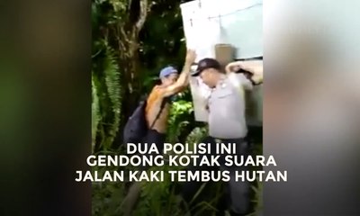 Bikin Haru! Dua Polisi Ini Gendong Kotak Suara Tembus Hutan