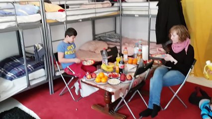 Flüchtlinge lehnen Wohnung ab und müssen in 6.800 Euro Hotelzimmer! | SAT.1 Frühstücksfernsehen | TV