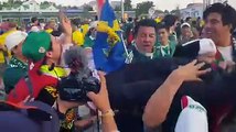 Tifozët e Meksikës e gjejnë një koreano-jugor jashtë stadiumit dhe ndodh kjo 