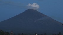 La erupción de volcán Agung obliga a cerrar un aeropuerto en isla indonesia de Java