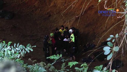 ഗുഹയ്ക്കുള്ളിൽ അകപ്പെട്ട്  ഫുട്ബോൾ കളിക്കാരായ 12 കുട്ടികളും കോച്ചും | Oneindia Malayalam