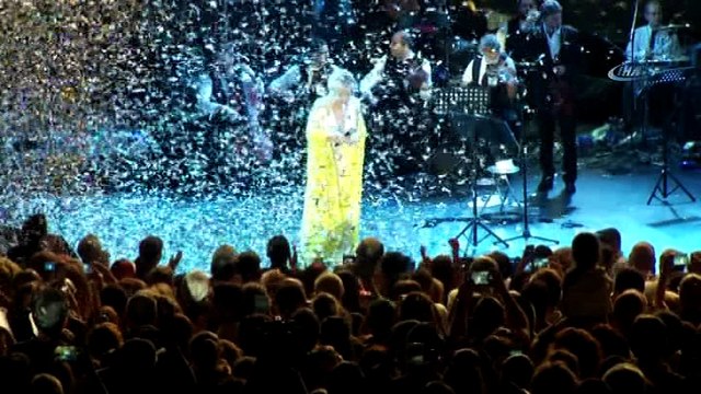 Bursa'da Emel Sayın ve Emre Altuğ rüzgarı