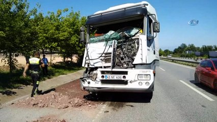 Tır ile hafriyat kamyonu çarpıştı: 2 yaralı