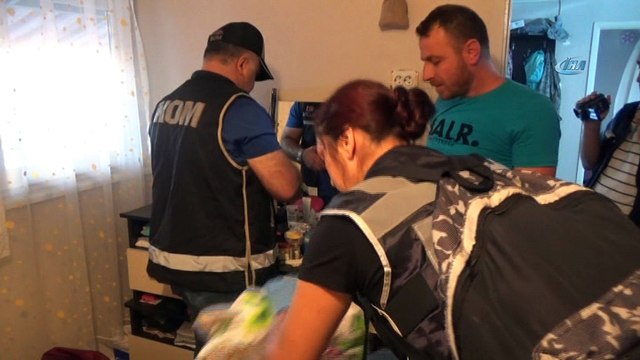 Polis memurları kaçak silah ticaretinden gözaltına alındı