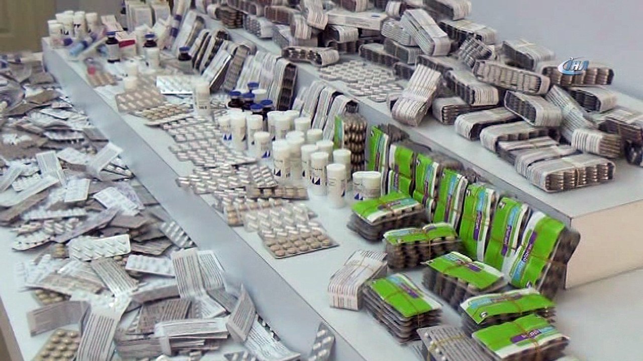 - İstanbul’da kaçak ilaç operasyonu: 27 bin 527 hap ele geçirildi- Polis, Yurda kaçak yollardan sokulan ve el altından piyasaya sürülmeye çalışılan çoğunluğu antidepresan 27 bin 527 hap ele geçirildi