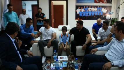 Şampiyon güreşçiler Melih'le buluştu