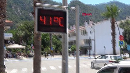 Marmaris'te Sıcaktan Bunalanlar Sahil ve Havuz Başlarını Doldurdu