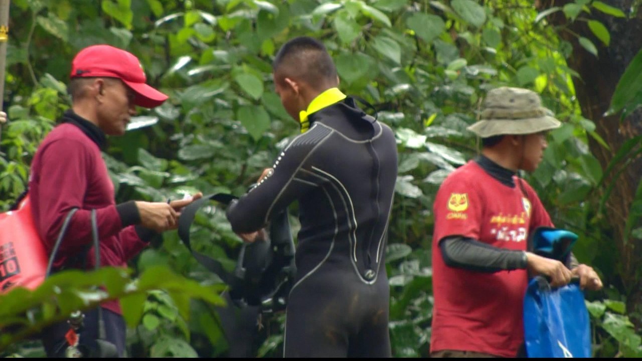 Thai boys supplied with food as military weighs rescue options