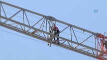 İşçiler, 100 Metre Yükseklikteki Vincin Tepesinde Eylem Yapıyor