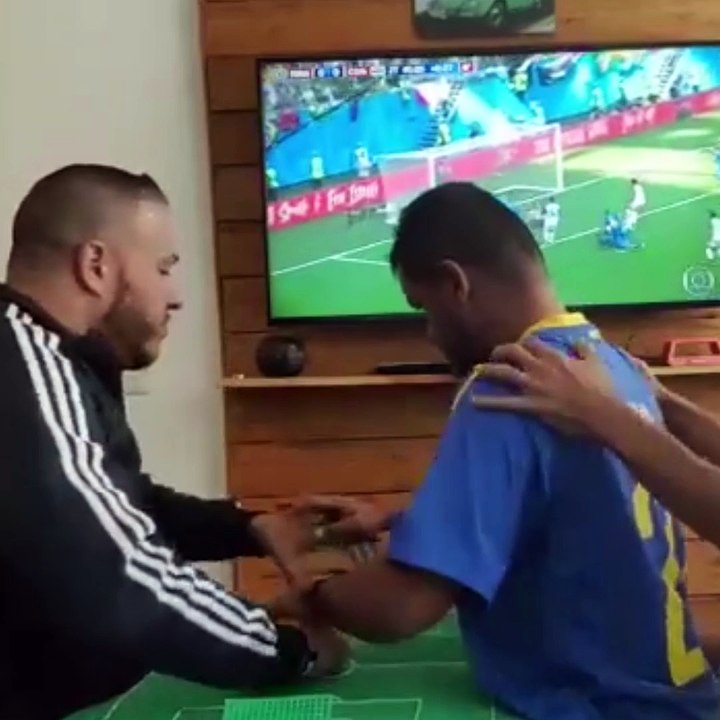 Aveugle et sourd, ce supporter brésilien vit le Mondial grâce à ses amis