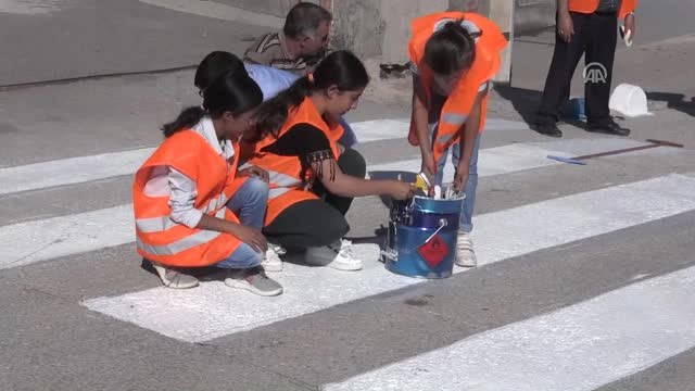 Öğrencilerden Okul Önüne 3 Boyutlu Yaya Geçidi
