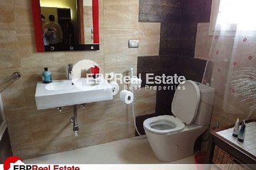 بأطلالة المساحات الخضراء شقة للايجار مفروشة بالكامل في الشويفات