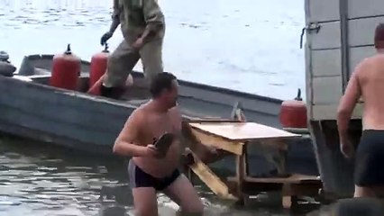 Des Russes ont un souci en déchargeant des bouteilles de gaz d’un bateau
