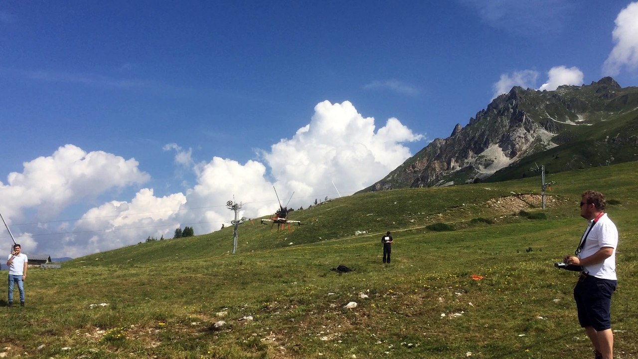 Pose de balises sur un télésiège avec un drone