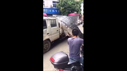 Thailande : un conducteur transporte un énorme requin sur sa remorque