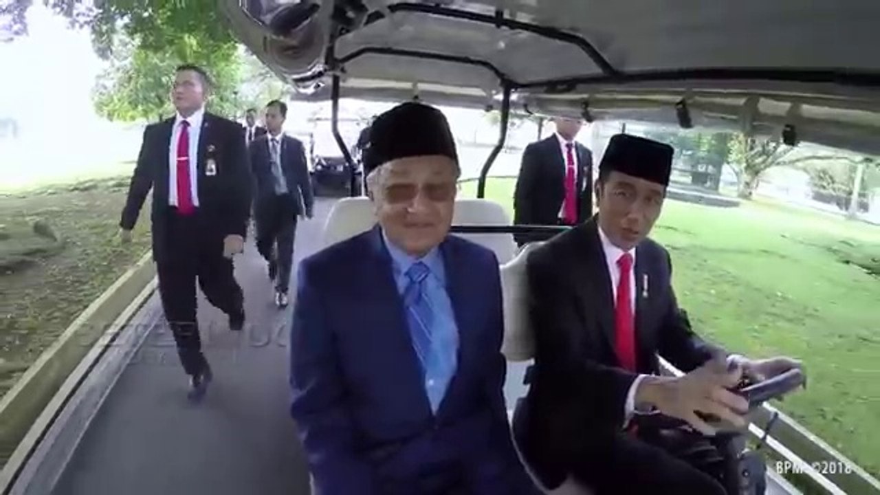 SEMANGAT PASPAMPRES Sampe Ngos2an Ngejar Mobil Golf Yg Dinaiki Pres Jokowi dan Tun Mahathir