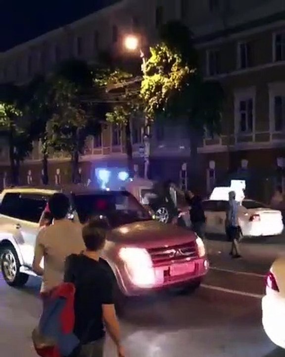 Un supporter Russe trop excité fête la victoire de son équipe en sautant sur une voiture de police