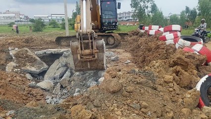 Good Job Excavator CAT 320CL Skill Concrete And Rock Digging