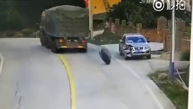 Un camion perd une roue en pleine route et ce SUV va en faire les frais