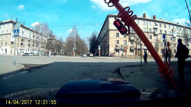 Un piéton essaie de réparer le faux contact du feu rouge et c'est le drame